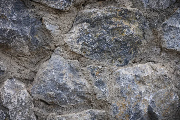 Kıbrıs Rum Kesimi 'nden kırsal Akdeniz tarzıyla antik tarihi taş duvar. Kültür, seyahat ve tarih projeleri için uygun eski yıpranmış duvarcılık geçmişi.