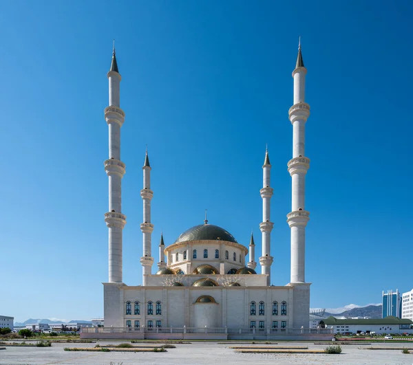 Kuzey Kıbrıs 'taki Suat Günsel Camii' nin dış manzarası. Gökyüzüne karşı dizilmiş kubbeleri ve minareleri olan geleneksel İslami mimari. Seyahat, kültür ve mimari projeleri için mükemmel..