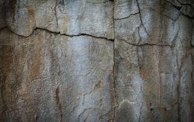 Eski bir endüstriyel fabrika duvarının bir parça grafiti ile yakın çekimi. Mimarlık, sokak fotoğrafçılığı veya tasarım projeleri için kırsal şehir dokusu.