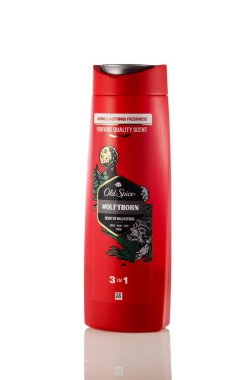 Gaziveren, Kıbrıs Rum Kesimi 09.12.2025 Old Spice Wolfthorn 'un yakın plan banyo jeli ve şampuanı, beyaz arka planda 675 ml tüp. Taze koku, temizlik ve günlük kullanım için canlandırma.