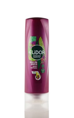 Gaziveren, Kıbrıs 09.12.2025. Beyaz arka planda 350 ml 'lik avokado yağı ve üzüm tohumu özütüyle Elidor Doğa Enerjisi saç kremi yakın plan. Saçları doğal olarak besler ve güçlendirir..