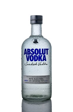 Gaziveren, Kıbrıs 09.14.2025 Cold Absolut Votka Premium 700 ml cam şişe ve beyaz zemin üzerinde su damlacıkları var. Bar ve reklam için klasik damıtılmış ruh ürünü fotoğrafı.. 