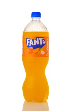 Gaziveren, Kıbrıs Rum Kesimi 09.14.2025 Cold Fanta Orange sodası plastik şişede ve beyaz zemin üzerinde su damlacıkları izole edilmiş. Meyveli narenciye aromalı karbonatlı içecek..