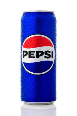 Gaziveren, Kıbrıs Rum Kesimi 09.14.2025 Soğuk Pepsi-Cola karbonatlı meşrubat 330 ml alüminyum kutuda su damlacıkları beyaz arka planda izole edilmiştir. Gazlı içecek ürün fotoğrafı tazeleniyor.