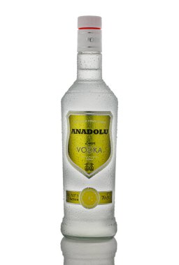 Gaziveren, Kıbrıs Rum Kesimi 09.14.2025 Soğuk ANADOLU Limonlu Votka 700 ml şişe ve beyaz zemin üzerinde su damlacıkları var. Turunçgil aromalı votka ürünü fotoğrafını tazeliyorum..