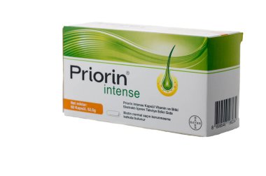 Gaziveren, Kıbrıs Rum Kesimi 09.16.2025 Bayer Priorin Şiddetli 60 kapsül saç büyütme terapisini saf beyaz arka planda, güzellik ürünü reklamları için idealdir. Daha kalın saçları destekliyor..