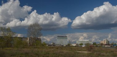Sievierodonetsk üzerinde akşam manzarası, Luhansk Bölgesel Polis İdaresi binası açık bir alandan görülebiliyor..