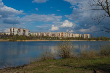 Savaştan altı ay önce Ukrayna 'nın Sievierodonetsk kentindeki yerleşim bölgeleriyle Chystoye Gölü belgesel görüntüsü.