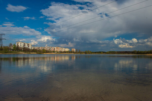 Документальный просмотр озера Чистое и прилегающих к нему жилых массивов в Северодонецке, Украина, захваченных за полгода до войны.