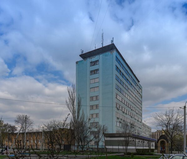 Архитектурный вид здания областной милиции в Северодонецке, Украина, захваченный до войны.