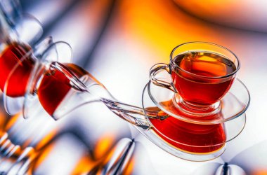 Bir fincan sıcak çay, soyut, eğri büğrü yansımalı, tıpkı lunapark aynasında olduğu gibi..