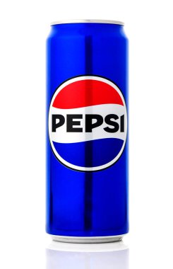 Gaziveren, Kıbrıs Rum Kesimi 09.16.2025, saf beyaz arka planda izole edilmiş alüminyum bir kutuda soğutulmuş Pepsi. Stüdyo ürün çekimi, ferahlatıcı meşrubat, içecek reklamı için konserve kutusunda yoğunlaşma.