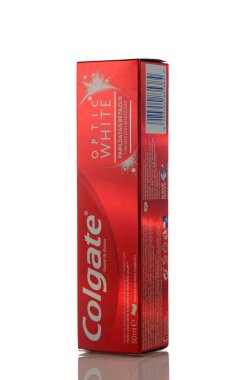 Gaziveren, Kıbrıs Rum Kesimi 09.16.2025 Colgate Optik Beyaz Işıl ışıl diş macunu ve beyaz arka planda izole edilmiş beyazlatıcı etkisi var. Stüdyo ürünleri, diş bakımı ve ağız temizliği konsepti