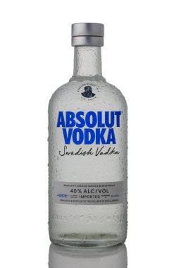 Gaziveren, Kıbrıs Rum Kesimi 09.16.2025 Absolut Votka, beyaz arka planda izole edilmiş yoğuşma damlacıklarıyla soğutulmuş bir şişede. Reklam, barlar, kokteyller ve içecek fotoğrafçılığı için mükemmel..