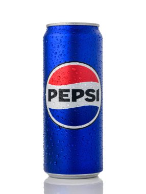 Gaziveren, Kıbrıs Rum Kesimi 09.16.2025 Pepsi 'yi saf beyaz zemin üzerinde izole edilmiş yoğuşma damlacıklarıyla kaplı soğutulmuş bir alüminyum kutuda ferahlatıyor. Reklam ve içecek fotoğrafçılığı için mükemmel..