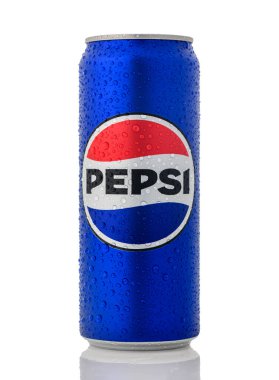 Gaziveren, Kıbrıs Rum Kesimi 09.16.2025, beyaz zemin üzerinde izole edilmiş su damlacıklarıyla birlikte alüminyum bir kutuda buz gibi Pepsi. Stüdyo ürünü reklam, sosyal medya ve içecek kavramları için ideal.