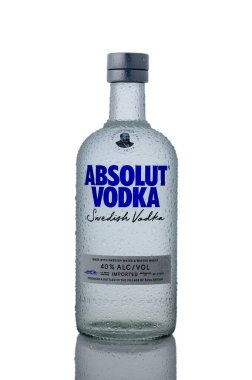 Gaziveren, Kıbrıs Rum Kesimi 09.16.2025 Taze soğuk Absolut Votka, su damlacıklarıyla kaplı, saf beyaz zemin üzerinde izole. Stüdyo çekimi ürün, pazarlama ve kokteyl resimleri için ideal..