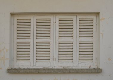 Geleneksel Kıbrıs Rum Kesimi 'nde Tahta Panjurlu Beyaz Pencere