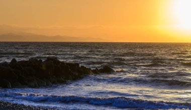 Kıbrıs 'ta Akdeniz' in sakin suları üzerinde altın gün batımı.