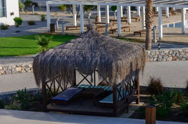 Kıbrıs 'ta deniz kenarında yüzme havuzu olan sahil tatil köşkleri