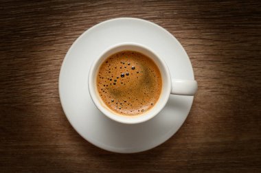 Kırsal ahşap bir masada geleneksel bir fincan Türk kahvesi. Kahvaltı, yaşam tarzı ve içecek fotoğrafçılığı için mükemmel..