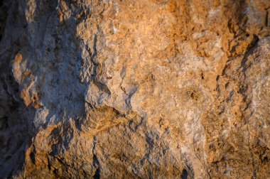 Dağlık kaya yüzeyinin detaylı yakın çekimi. Doğal doku tasarım, doğa, açık hava ve macera kavramları için mükemmeldir..