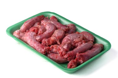 Beyaz Arkaplanda Satılık Çiğ Tavuk Boyun Paketi