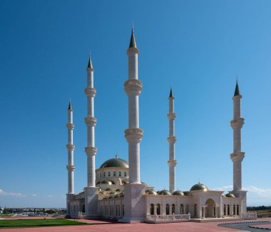 Kıbrıs 'ın en büyük camii olan Suat Günsel Camii' nin fotoğrafı açık mavi gökyüzü altında çekildi.