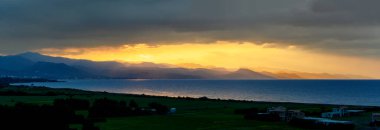 Akdeniz 'in üzerinde gün batımını seyrederken bir çatıdan çekilen ve suya yansıyan sıcak bir ışık, seyahat ve manzara fotoğrafçılığı için mükemmel. Çatıdan deniz manzaralı. Yüksek kalite fotoğraf