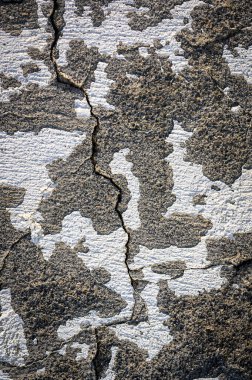 Çatlak bir duvarın yakın çekimi, tasarım, mimari ve stok fotoğrafçılığı için mükemmel bir arka plan. alçı duvar dokusu arka planda yakın plan. Yüksek kalite fotoğraf