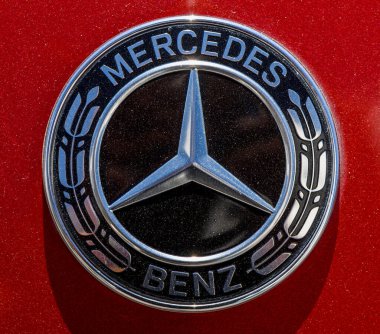  Gaziveren, Kıbrıs Rum Kesimi 09.21.2025 Mercedes-Benz ambleminin parlak kırmızı bir araba kaputuna yakın plan, otomotiv, lüks ve marka fotoğrafçılığı için mükemmel.