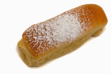 Beyaz bir arka planda izole edilmiş taze pişmiş Parker House rulosu..