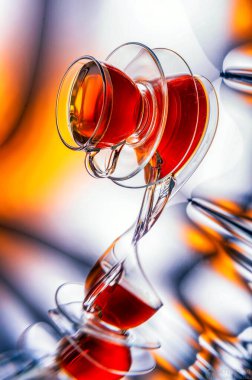 Karışık Ayna Yansıması Soyut Fikri ile Sıcak Çay Fincanı