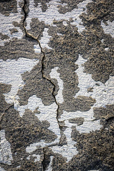 Çatlak bir duvarın yakın çekimi, tasarım, mimari ve stok fotoğrafçılığı için mükemmel bir arka plan. alçı duvar dokusu arka planda yakın plan. Yüksek kalite fotoğraf