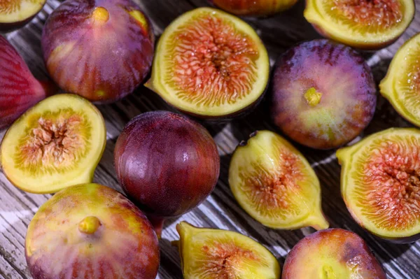 Köy dokusunda ahşap masaya yerleştirilmiş taze incir, organik tarım ve doğal Akdeniz besinlerini sembolize ediyor..