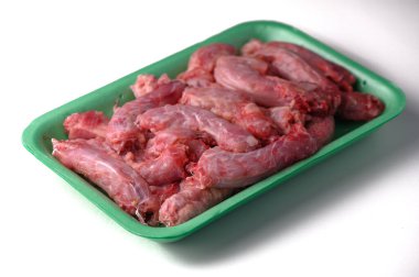 Beyaz arka planda izole edilmiş bir paket taze tavuk boynu.