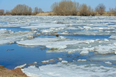 Bakhthiyar Nehri boyunca bahar aylarında eriyen buz kütleleri kayarak kırsal Rus arazisindeki mevsimsel geçişi işaret ediyor..
