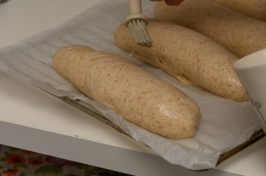 Graham Somun Fırçalayan Kadın Pişirmeden Önce