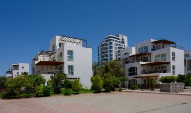 Kıbrıs Rum Kesimi 'nde Akdeniz yakınlarındaki bir kıyı yerleşim alanındaki modern beyaz konutlar.