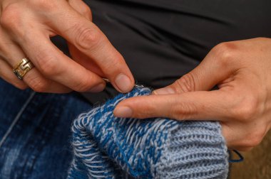 Evde Yünlü Çorap Ören Kadın 'ın Yakın Çekimi