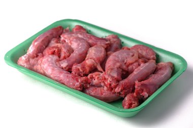 Şeffaf plastik ambalajla mühürlenmiş taze çiğ tavuk boyunları satılmaya hazır..