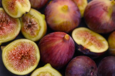 Kıbrıs 'tan gelen tatlı sulu incir kırsal ahşap masada dinleniyor. Akdeniz mutfağı, organik yiyecekler, çiftlikten sofraya fotoğrafçılık ve sağlıklı yaşam tarzı için mükemmel. Kırsal Ahşap Masa Üzerinde Kıbrıs İncili. Yüksek kalite fotoğraf