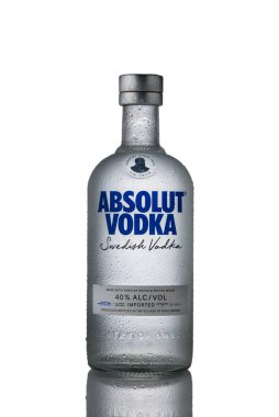  Gaziveren, Kıbrıs 09.21.2025 Beyaz arka planda izole edilmiş, kaliteli likör reklamları veya bar promosyonları için ideal su damlacıkları içeren parlak bir Absolut votka şişesi..