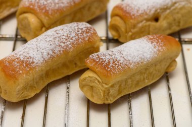 Taze Parker House Rolls Soğutma Kablo Rafında fırından çıkan