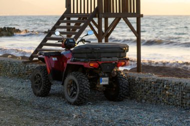 Kıbrıs 'ta Akdeniz Tarafından Tüm Arazi Dörtlü Bisikleti