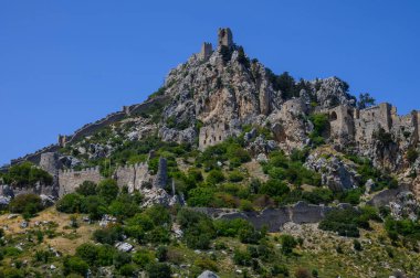 Antik kapı ve kale içi zengin dokular ve doğal ışıkla yakalanmış eski taşlarla dolu.