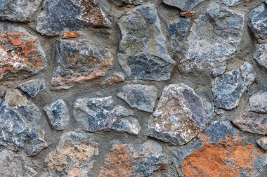 Değişen renk ve şekillere sahip pürüzlü taşlar bir araya gelerek kırsal bir cazibeyle çarpıcı bir doğal estetik oluşturuyor..