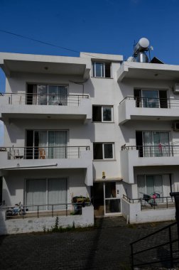 Kuzey Kıbrıs 'ın Lefke kentinde beyazlatılmış evleri olan geleneksel cadde