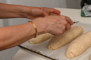 Pişirmeden önce Ev Yapımı Graham Ekmeğine Yumurta Yıkama