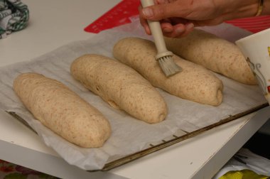 Graham Ekmeğini Pişirmeden Önce Yumurta Yıkama ile Hazırlayan Kadın